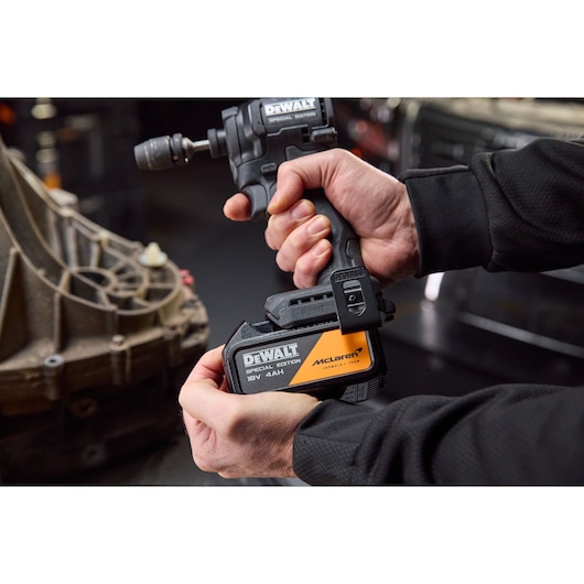 4Ah battery being connected to the DEWALT x McLaren F1 Team 18V XR Special Edition Impact Driver