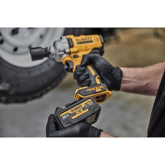 18V XR 1/2" Mutterdragare med låsring - 2x 5.0Ah AUTO batterier och laddare