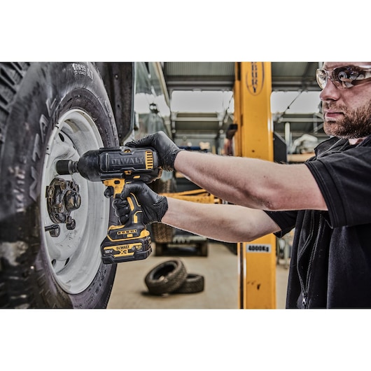 A TRADESMAN USING AN 18V XR IMPACT WRENCH FOR STEEL FRAME CONSTRUCTION