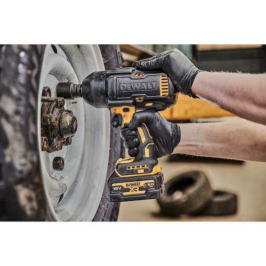 A TRADESMAN USING AN 18V XR IMPACT WRENCH FOR STEEL FRAME CONSTRUCTION