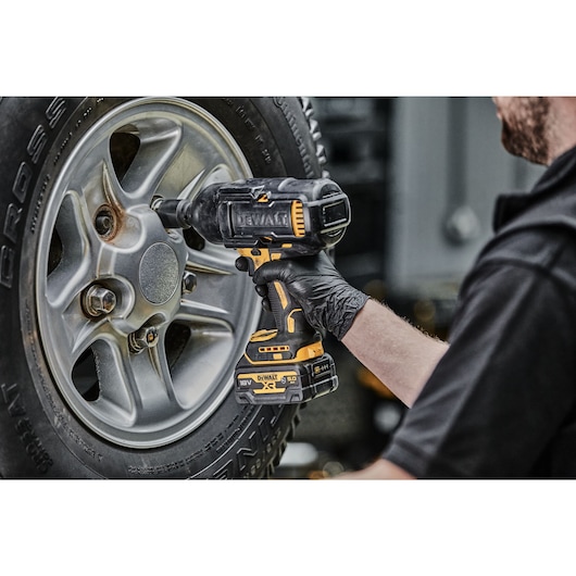 A TRADESMAN USING AN 18V XR IMPACT WRENCH FOR STEEL FRAME CONSTRUCTION