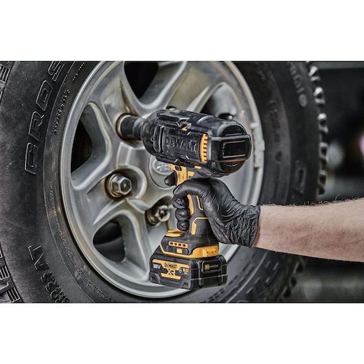A TRADESMAN USING AN 18V XR IMPACT WRENCH FOR STEEL FRAME CONSTRUCTION