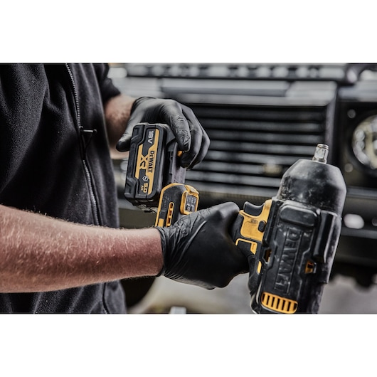 18V XR G-CLASS BATTERY BEING INSERTED INTO A DCF900 IMPACT WRENCH