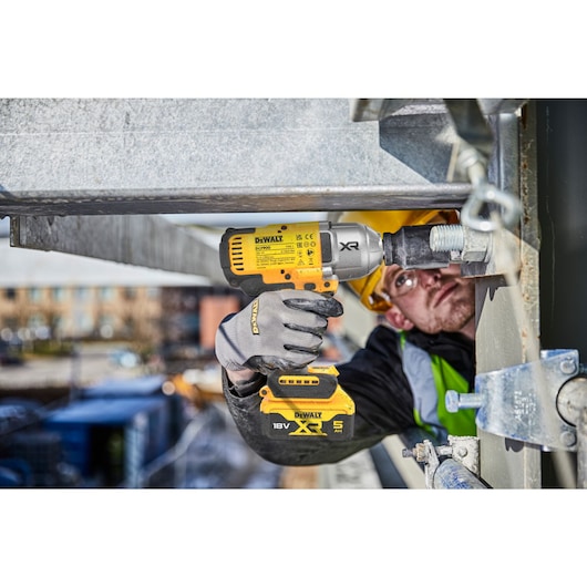 A TRADESMAN USING AN 18V XR IMPACT WRENCH FOR STEEL FRAME CONSSTRUCTION