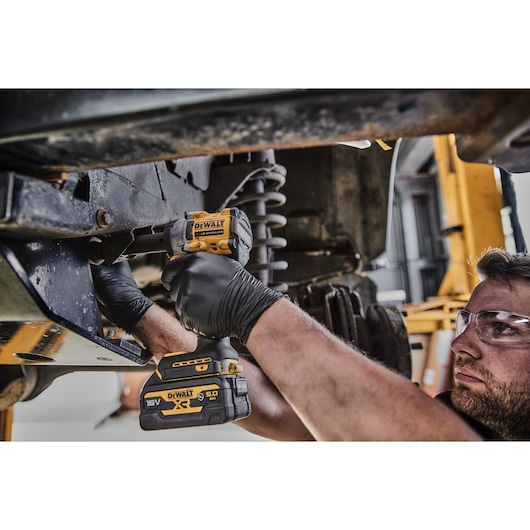 18V XR 1/2" Kompakt mutterdragare med låsring med batteri och laddare