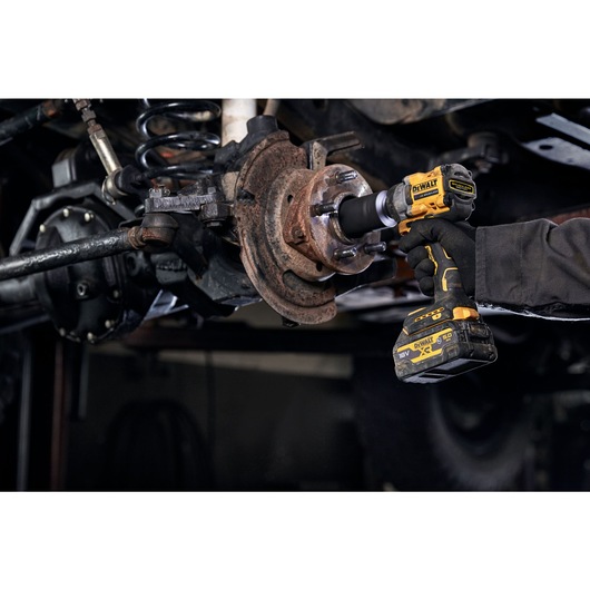 18V XR 1/2" Mutterdragare med låsring – 2x 5.0Ah AUTO batterier med verktygsskydd och skuminlägg