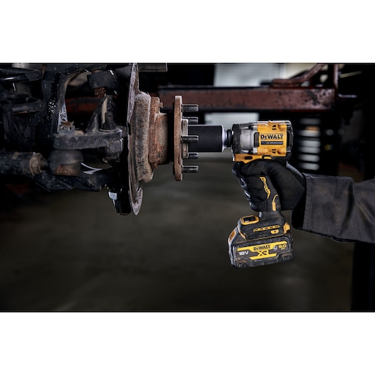 18V XR 1/2" Mutterdragare med låsring – 2x 5.0Ah AUTO batterier med verktygsskydd och skuminlägg