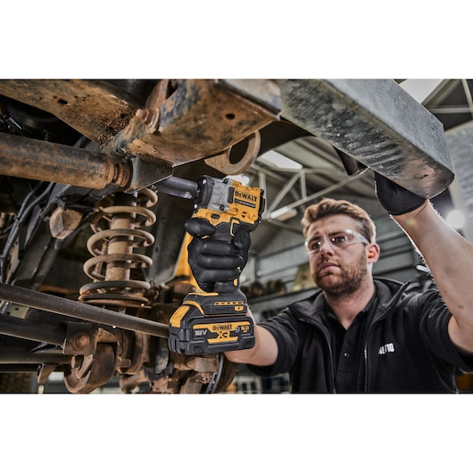 18V XR 1/2" Mutterdragare med låsring – 2x 5.0Ah AUTO batterier med verktygsskydd och skuminlägg