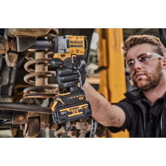 18V XR 1/2" Mutterdragare med låsring – 2x 5.0Ah AUTO batterier med verktygsskydd och skuminlägg