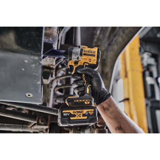 18V XR 1/2" Mutterdragare med låsring – 2x 5.0Ah AUTO batterier med verktygsskydd och skuminlägg