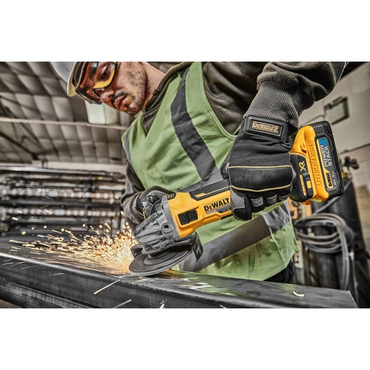 18V XR Brushless 125mm Grinder right side shot with disc in factory