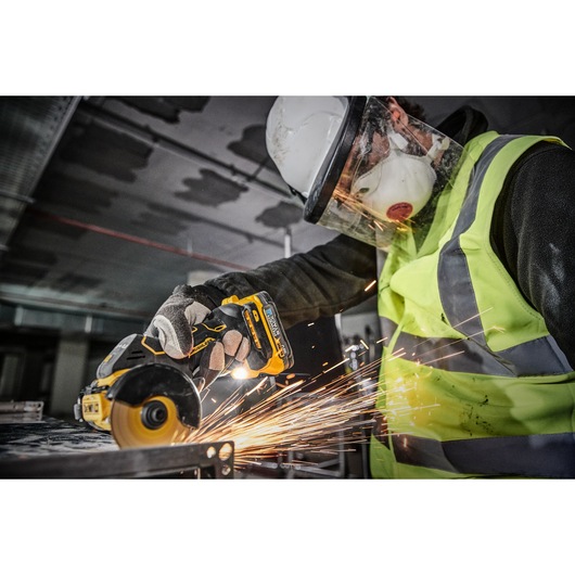 18V XR 76mm Kolborstfri kompakt multivinkelslip utan batteri och laddare