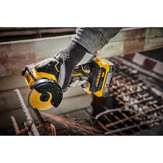 18V XR 76mm Kolborstfri kompakt multivinkelslip utan batteri och laddare