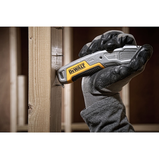 Retractable Demo Knife removing cable staple